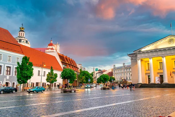 Vilnius Litwa Lipiec 2017 Turyści Placu Ratuszowym Zachodzie Słońca — Zdjęcie stockowe