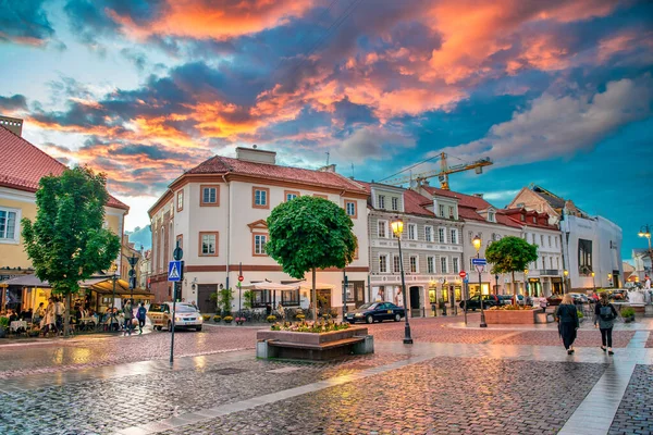 Vilnius Litauen Juli 2017 Turister Rådhustorget Vid Solnedgången — Stockfoto