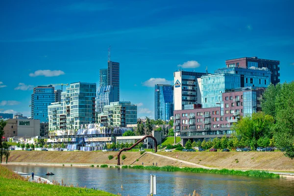 Vilnius Lithuanien Juli 2017 Stadsbyggnader Längs Vilnius Älv Klar Solig — Stockfoto