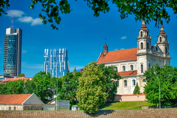 Vilnius Lituânia Julho 2017 Edifícios Cidade Longo Rio Vilnius Dia — Fotografia de Stock