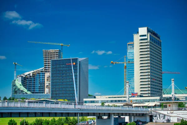 VILNIUS, LITHUANIA - 10 Temmuz 2017: Güneşli bir günde Vilnius Nehri boyunca şehir binaları