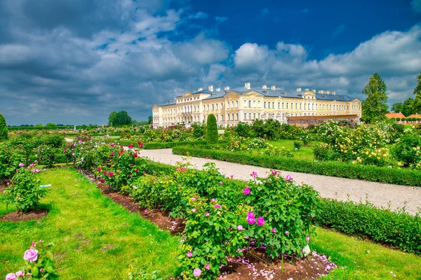 ラトビアのランダーレ宮殿 宮殿は都市バウスカの近くに位置しています バロック様式で作られ 有名な観光名所です — ストック写真