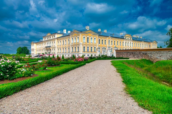 Rundale Latvia July 2017 Tourists Rundale Palace Gardens Latvia Palace — Stockfoto