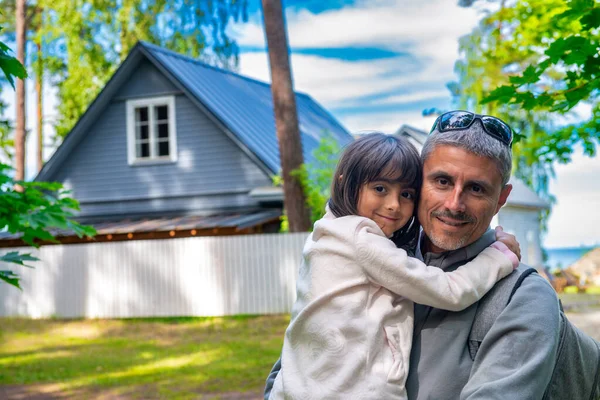 Man Embracing His Daughter Visit Village — Stock fotografie