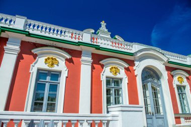 Tallinn 'deki ünlü Kadriorg Sarayı' nın dış görünüşü güneşli bir günde, Estonya