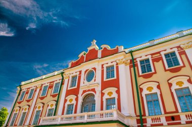 Tallinn 'deki ünlü Kadriorg Sarayı' nın dış görünüşü güneşli bir günde, Estonya