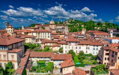 Bergamo Alta binalarının ve İtalya 'nın hava manzarası