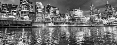 MELBOURNE, AUSTRALYA - 6 Eylül 2018: Gece Yarra Nehri boyunca şehir silüeti