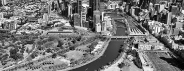 MELBOURNE, AUSTRALYA - 8 EYLÜL 2018: Helikopterden Yarra Nehri ve şehir merkezinin havadan görüntüsü