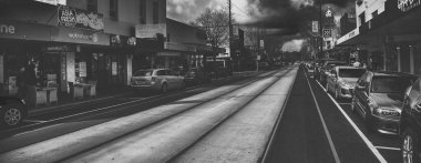 GLENELG, AUSTRALYA - 15 Eylül 2018: güneşli bir günde Glenelg sokakları. Gelişmiş tarihi binalarıyla ünlüdür.