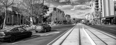 ADELAIDE, AUSTRALYA - 16 Eylül 2018: Güneşli bir günde şehir caddesi ve trafiği