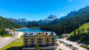 Misurina, İtalyan Alpleri. Güneşli bir yaz gününde güzel göl ve etrafındaki dağların havadan görünüşü.