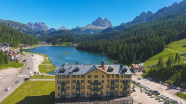 Misurina, İtalyan Alpleri. Güneşli bir yaz gününde güzel göl ve etrafındaki dağların havadan görünüşü.