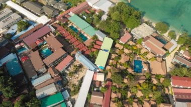 Phi Phi Don, Tayland. Güneşli bir günde Phi Phi Adası 'nın insansız hava aracından evlerinin havadan görünüşü