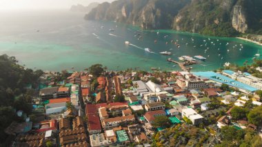 Phi Phi Don, Tayland. Güneşli bir günde Phi Phi Adası 'nın insansız hava aracından evlerinin havadan görünüşü