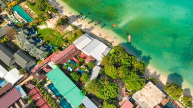 Phi Phi Don, Tayland. Güneşli bir günde Phi Phi Adası 'nın insansız hava aracından evlerinin havadan görünüşü