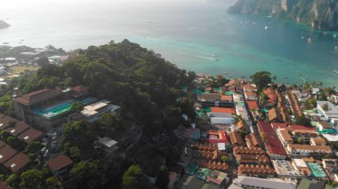 Phi Phi Don, Tayland. Güneşli bir günde Phi Phi Adası 'nın insansız hava aracından evlerinin havadan görünüşü
