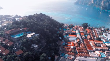 Phi Phi Don, Tayland. Güneşli bir günde Phi Phi Adası 'nın insansız hava aracından evlerinin havadan görünüşü