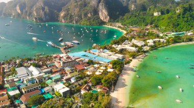 Phi Phi Don, Tayland. Güneşli bir günde İHA 'dan Ton Sai Sahili ve Loh Dalum Sahili' nin havadan görüntüsü.