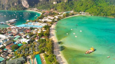 Phi Phi Don, Tayland. Güneşli bir günde İHA 'dan Ton Sai Sahili ve Loh Dalum Sahili' nin havadan görüntüsü.