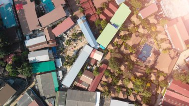 Phi Phi Don, Tayland. Güneşli bir günde Phi Phi Adası 'nın insansız hava aracından evlerinin havadan görünüşü