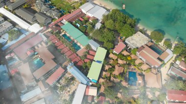 Phi Phi Don, Tayland. Güneşli bir günde Phi Phi Adası 'nın İHA' dan sahile bakan hava manzarası.