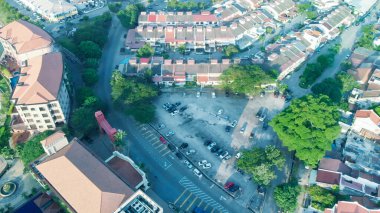 Melaka, Malezya. Açık güneşli bir günde şehir evlerinin ve insansız hava aracının gökyüzü manzarası