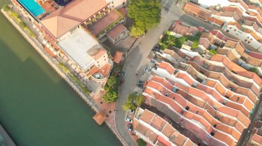 Malacca, Malezya. Açık güneşli bir günde şehir evlerinin, nehrin ve gökyüzünün yukarıdan görünüşü