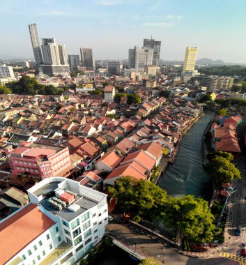Malacca, Malezya. Açık güneşli bir günde şehir evlerinin, nehrin ve gökyüzünün görüntüsü.