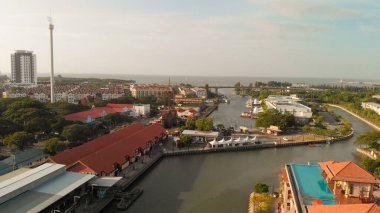 Malacca, Malezya. Açık güneşli bir günde şehir evlerinin, nehrin ve gökyüzünün görüntüsü.