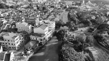 Malacca, Malezya. Açık güneşli bir günde şehir evlerinin ve insansız hava aracının gökyüzü manzarası
