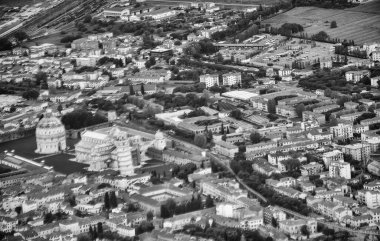 Pisa 'daki Mucizeler Sahası' nın uçak manzarası. Toskana 'daki Tpwer ve çevresindeki binalar