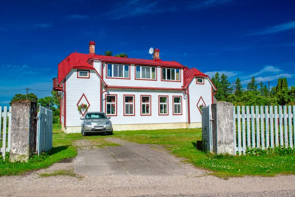 Beautiful House Red Roof Parked Car Countryside — Stockfoto