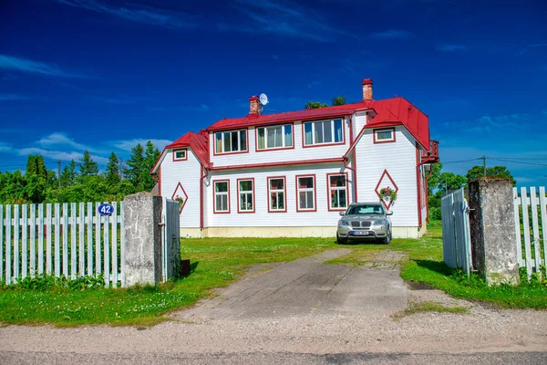 Kasmu Estonia Julio 2017 Hermosa Casa Con Techo Rojo Coche —  Fotos de Stock