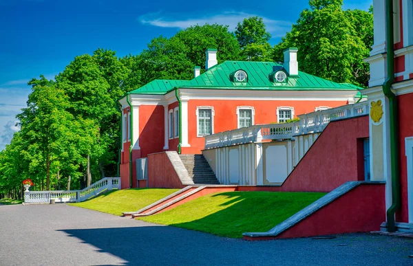 晴れた日にタリンの有名なカドリオルグ宮殿の外観ビュー エストニア — ストック写真