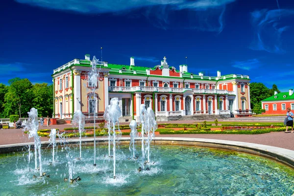 タリン エストニア 2017年7月15日 観光客はエストニアのタリンにあるカドリオルグ宮殿を訪問します — ストック写真