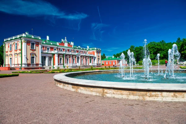 Tallinn Estonia July 2017 Tourists Visit Kadriorg Palace Tallinn Estonia — Foto de Stock