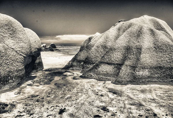 화강암과 백사장 야자수 풍경의 청록색 아름다운 — 스톡 사진