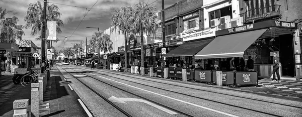 Kilda 澳大利亚 2018年9月7日 阳光灿烂的城市街道和五彩斑斓的建筑物 — 图库照片