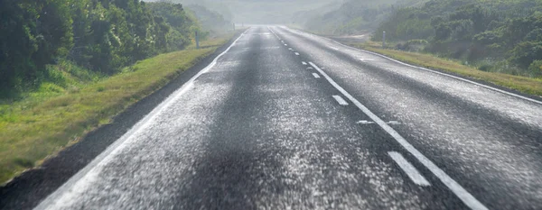 霧と雨の日に島全体の道路 — ストック写真