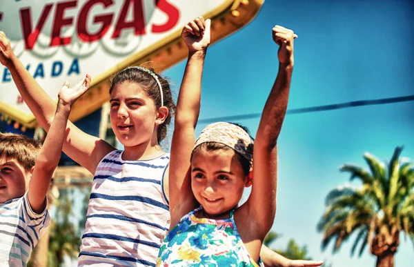Троє Дітей Щасливі Під Відомим Знаком Лас Вегаса — стокове фото