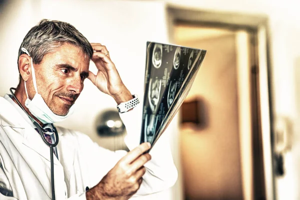 Bezorgde Mannelijke Arts Kijkt Naar Röntgenscan Het Ziekenhuis Draagt Een — Stockfoto