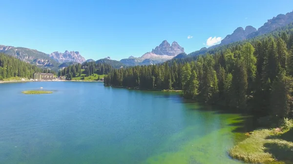 Misurina 意大利阿尔卑斯山 在阳光灿烂的夏日空中俯瞰美丽的湖泊和周围的群山 — 图库照片