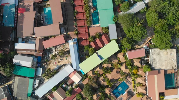 Phi Phi Don, Tayland. Güneşli bir günde Phi Phi Adası 'nın insansız hava aracından evlerinin havadan görünüşü
