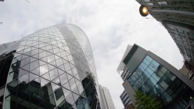 LONDON, İngiltere - EPTEMBER 2016: Modern şehir iş binalarının sokak manzarası