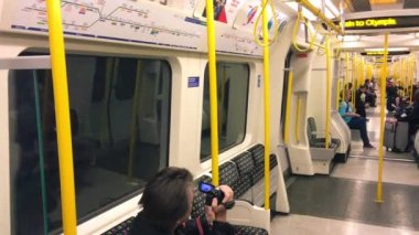 LONDON, İngiltere - 26 Eylül 2016: Bir yeraltı metro treninde turistler ve yerel halk
