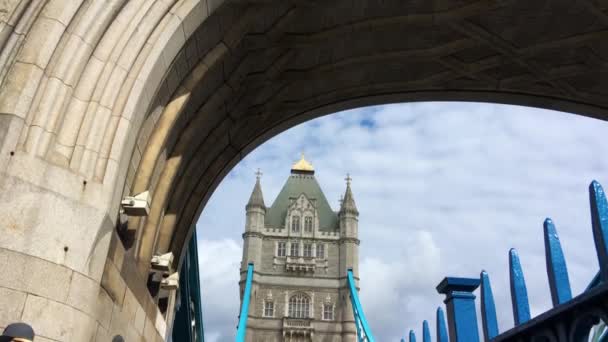 LONDRES, Reino Unido - 26 DE SETEMBRO DE 2016: Estrutura de Tower Bridge e turistas em um dia ensolarado — Vídeo de Stock