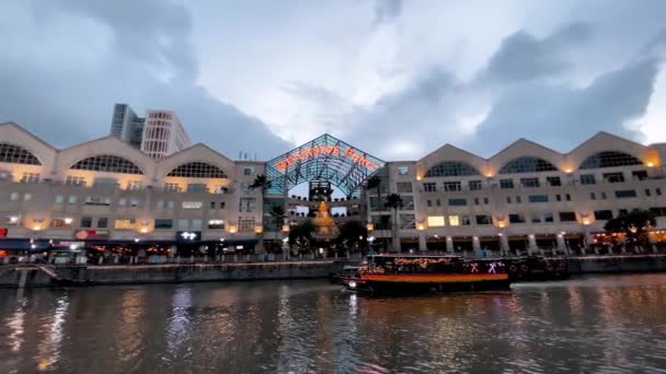 SINGAPUR - 3. JANUAR 2020: Singapurs nächtliche Skyline von einer Fährkreuzfahrt in Clarke Quay — Stockvideo