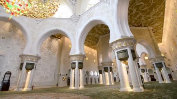 ABU DHABI, Zjednoczone Emiraty Arabskie - GRUDZIEŃ 2016: Wnętrze Wielkiego Meczetu Szejka Zayeda w Abu Zabi, Zjednoczone Emiraty Arabskie — Wideo stockowe