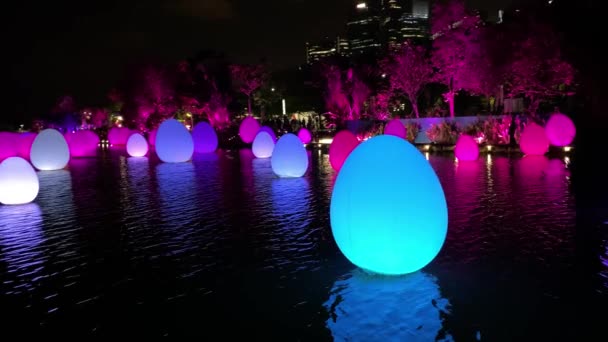 新加坡- 2020年1月1日：在码头湖中安装发光充气蛋 — 图库视频影像
